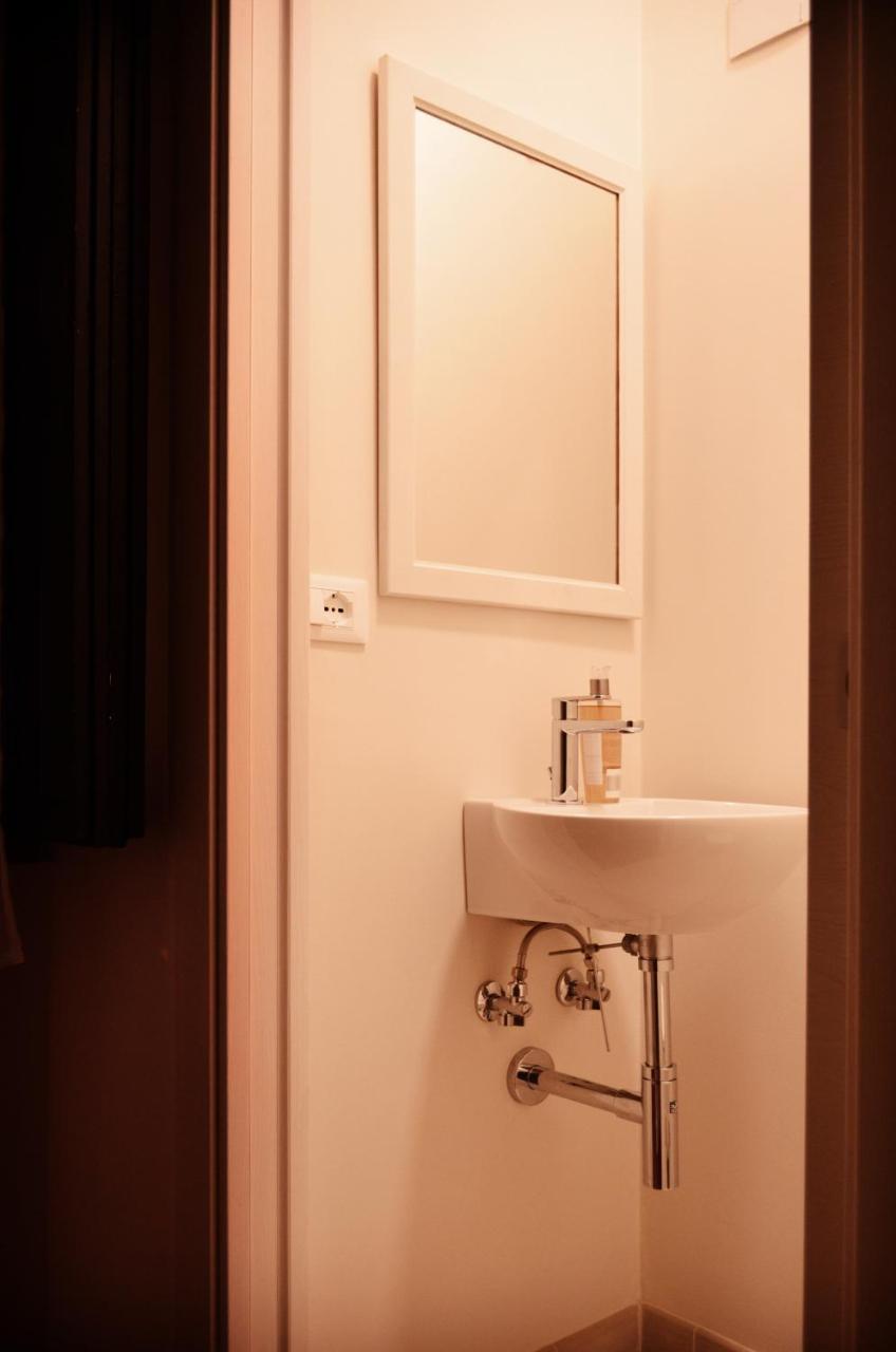 Single Room Bathroom,754214794:JPEG